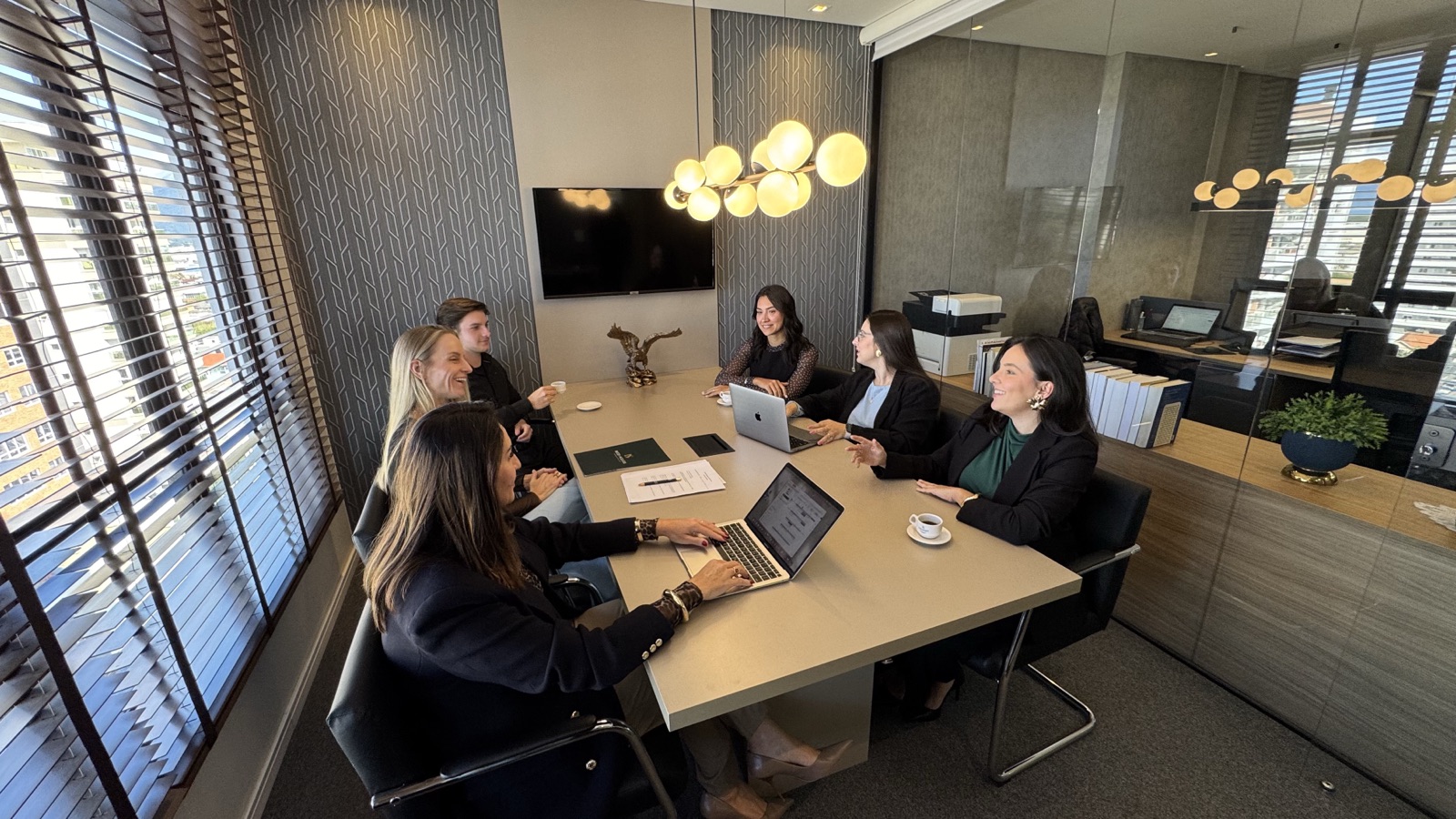 Reunião de equipe com notebooks na sala de reuniões